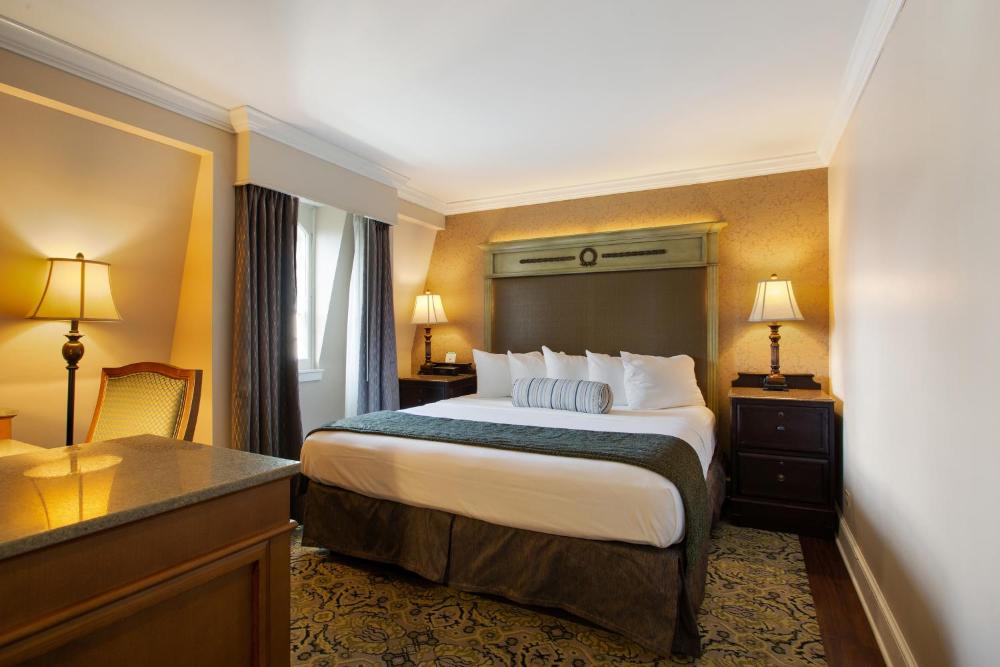 Deluxe Room with King Bed interior